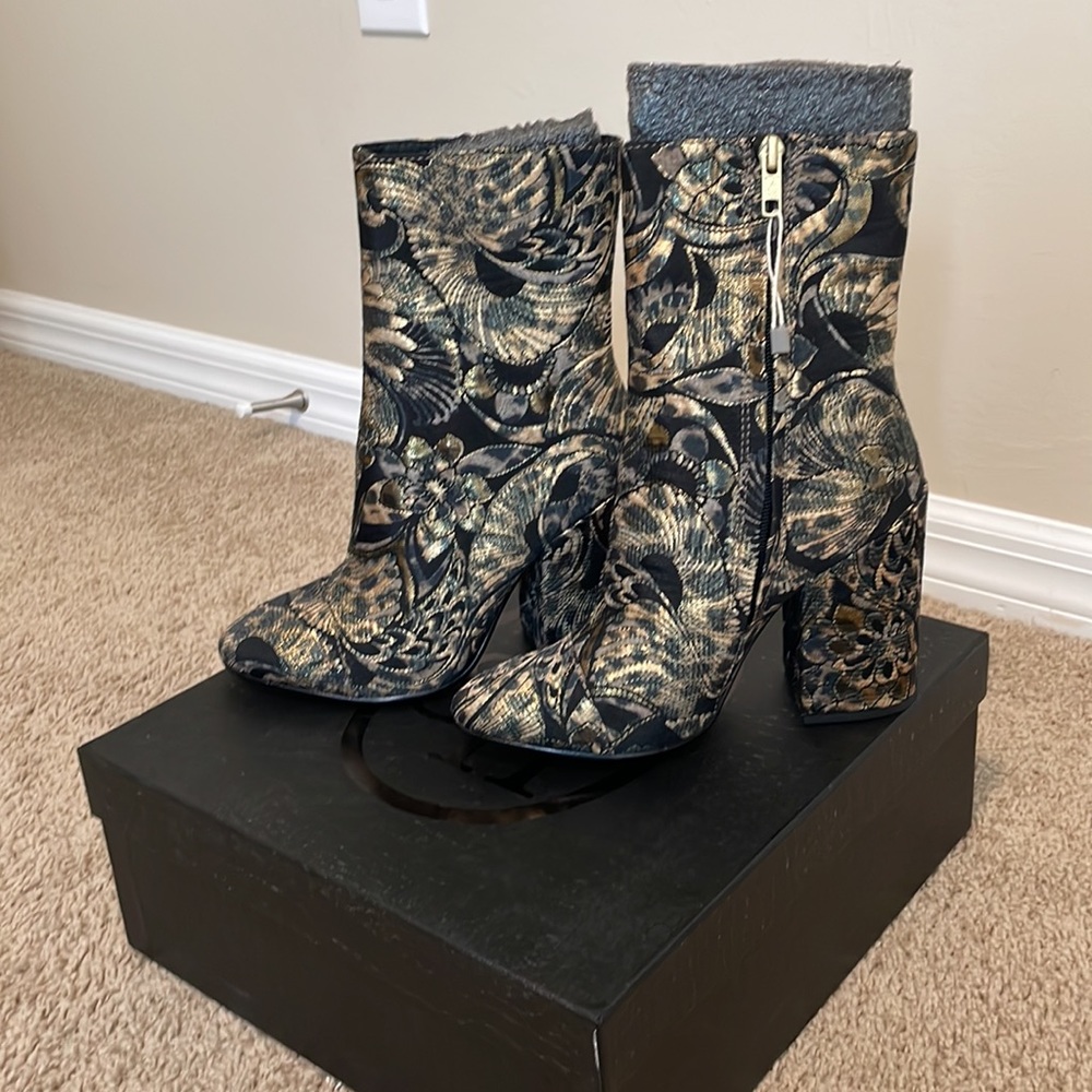 ASH BLACK AND GOLD FLORA ANKLE BOOT SIZE 37 FITS US 7-7.5  PERFECT CONDITION NIB